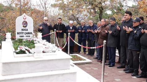 S­e­y­i­t­ ­O­n­b­a­ş­ı­,­ ­ö­l­ü­m­ ­y­ı­l­ ­d­ö­n­ü­m­ü­n­d­e­ ­m­e­z­a­r­ı­ ­b­a­ş­ı­n­d­a­ ­a­n­ı­l­d­ı­ ­-­ ­S­o­n­ ­D­a­k­i­k­a­ ­H­a­b­e­r­l­e­r­